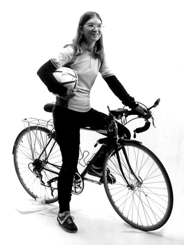 Carol Shaw em sua bicicleta